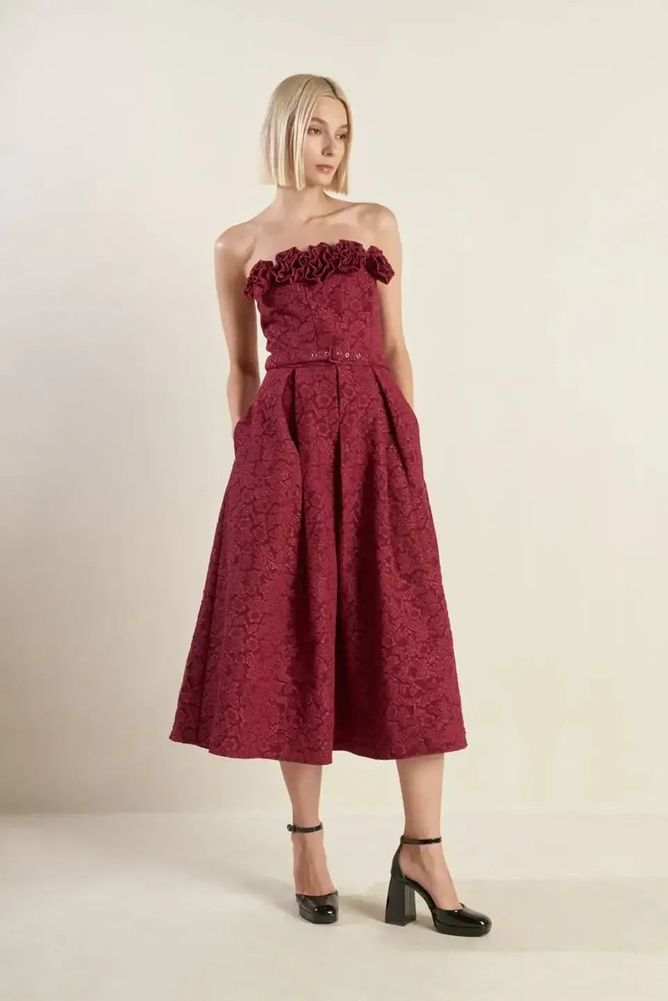 ROSETTE DETAIL STRAPLESS BURGUNDY MIDI DRESS