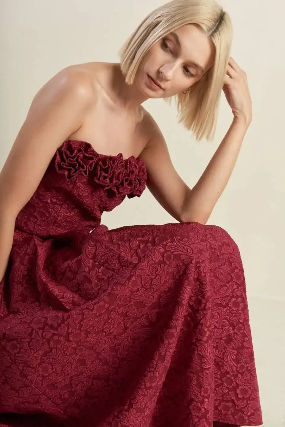ROSETTE DETAIL STRAPLESS BURGUNDY MIDI DRESS