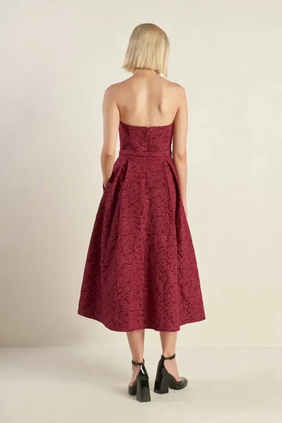 ROSETTE DETAIL STRAPLESS BURGUNDY MIDI DRESS