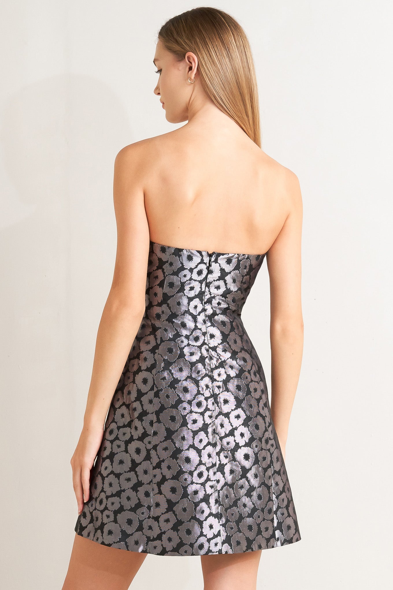 Strapless dress with a floral pattern