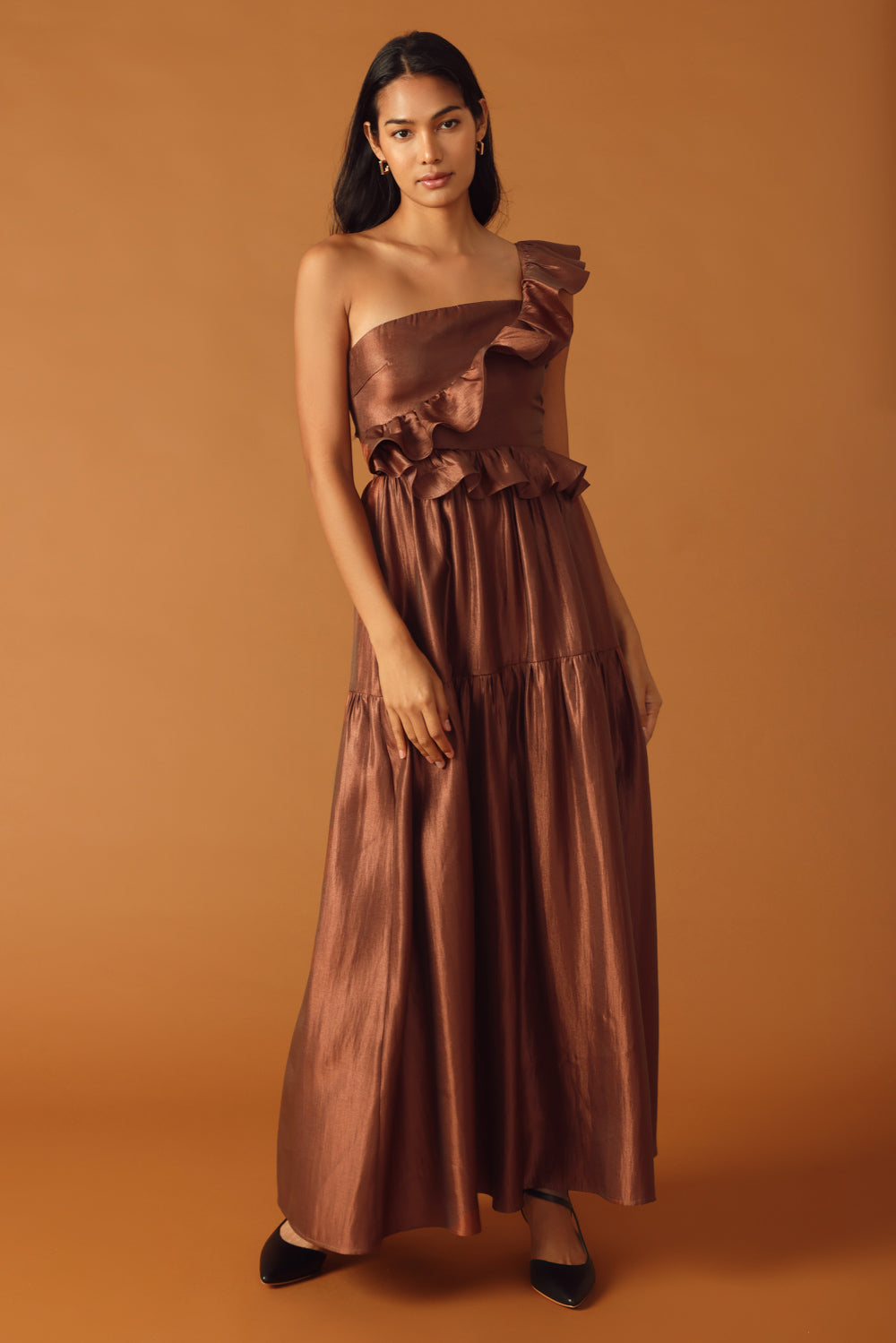 COGNAC RUFFLE BROWN ONE SHOULDER MAXI DRESS | Lady Black Tie COGNAC RUFFLE BROWN ONE SHOULDER MAXI DRESS | Lady Black Tie
