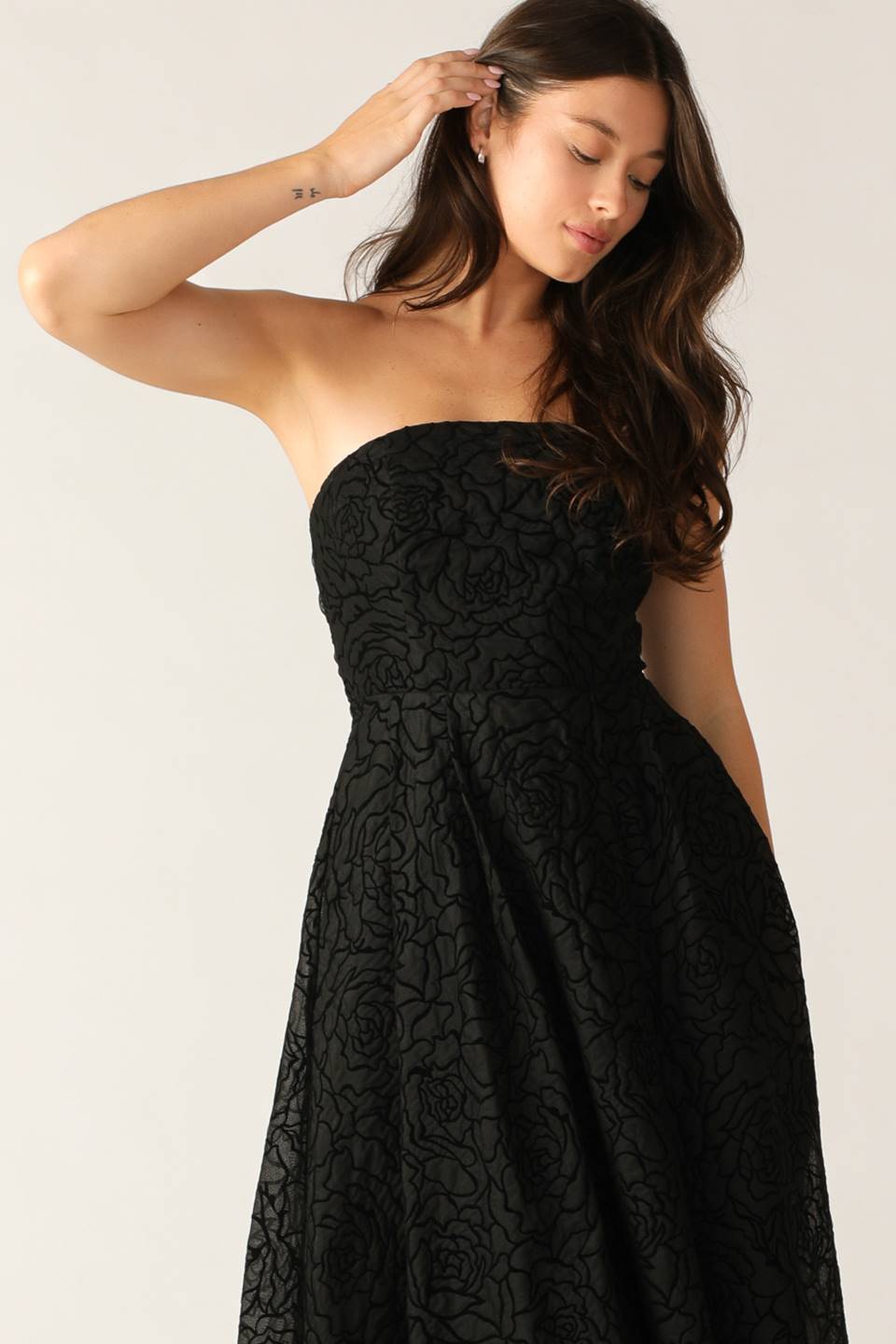 TEXTURED FLORAL STRAPLESS BLACK MAXI DRESS