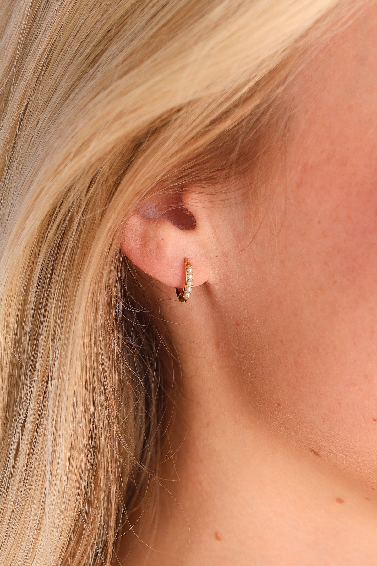 Freshwater Pearl Micro Hoop Earring | Lady Black Tie