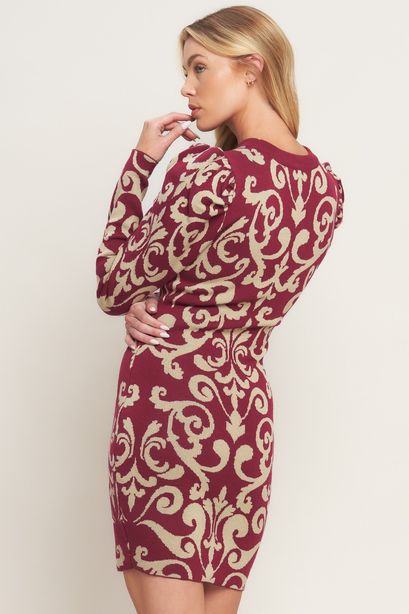 Patterned dress with long sleeves