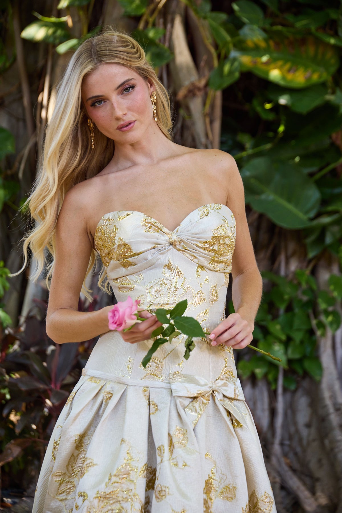 Ava Presley 42460 in Gold, close-up | Lady Black Tie