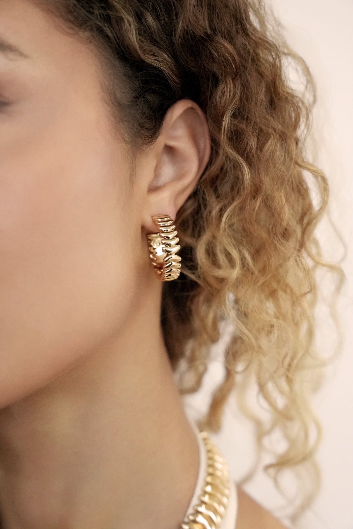 Medium Metal Moderna Hoops