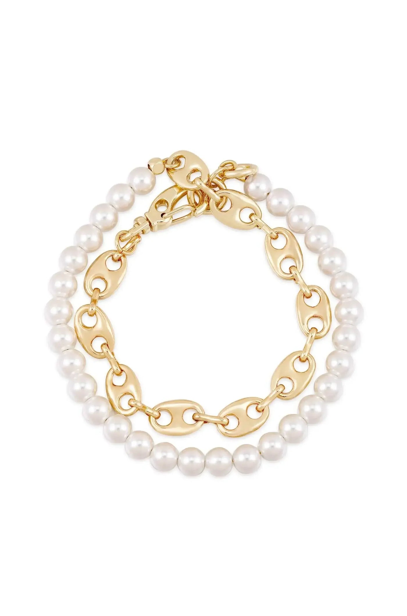 A pearl bracelet, combining smooth white pearls and gold links, is arranged elegantly. The shiny surface of the metals contrasts with the soft luster of the pearls, creating a sophisticated accessory.