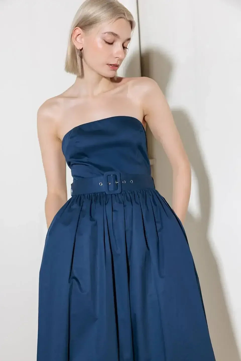 ENDLESSLY CHARMING STRAPLESS NAVY MIDI DRESS