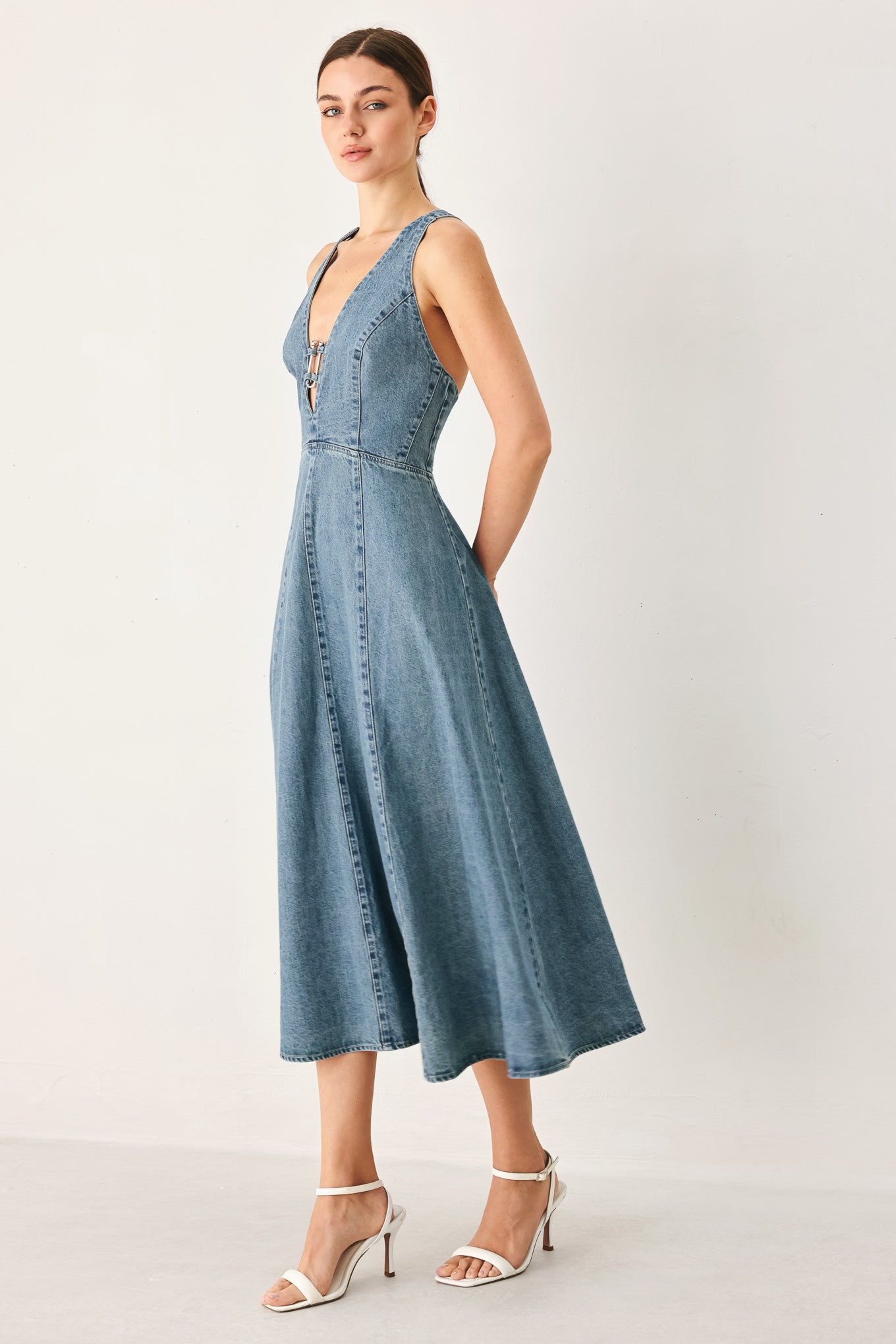 SUNDAY MUSE - V-NECK LIGHT DENIM MIDI DRESS