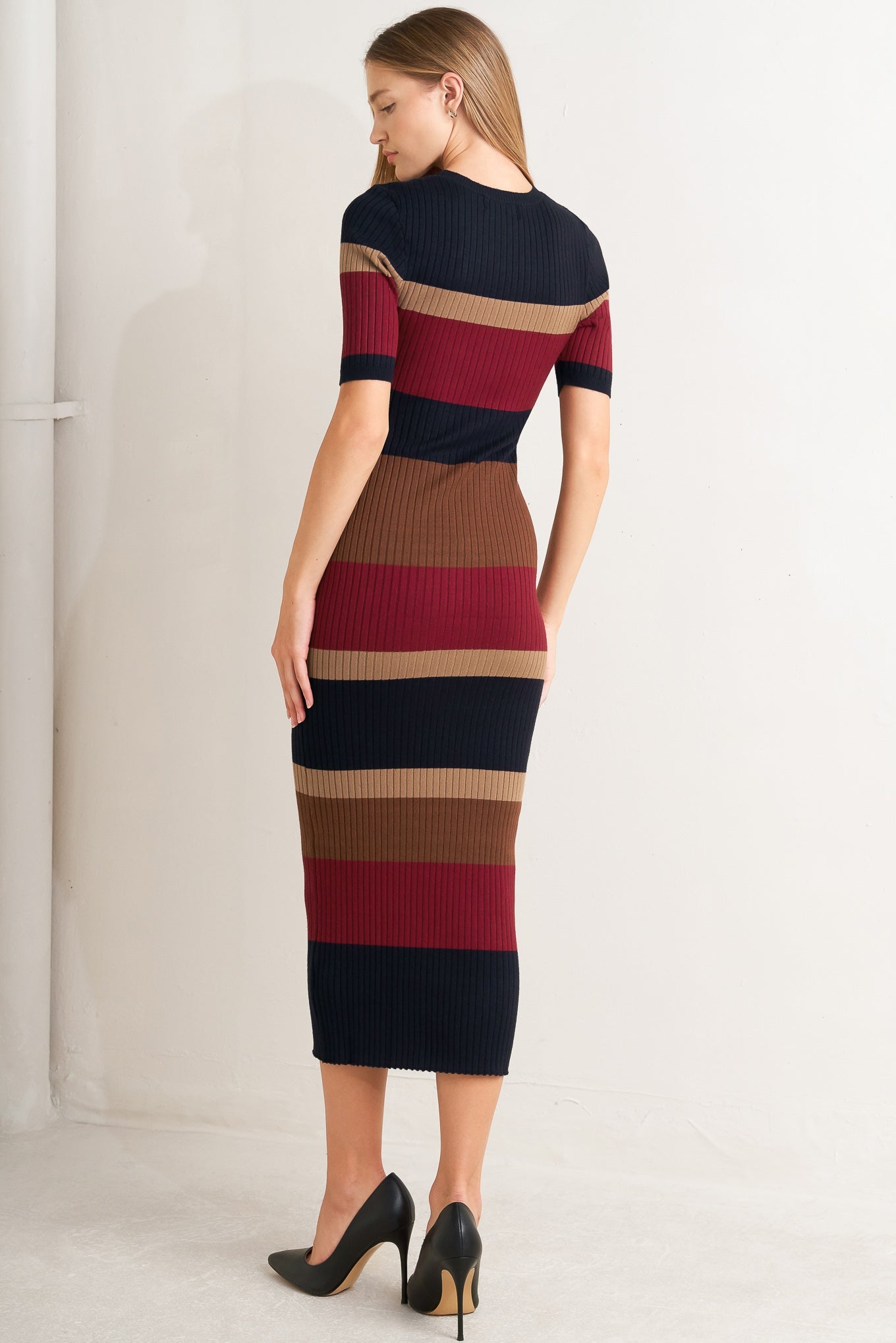 Lady Black Tie - Black & Burgundy Color Blocked Midi Sweater Dress - Size L Lady Black Tie - Black & Burgundy Color Blocked Midi Sweater Dress - Size L