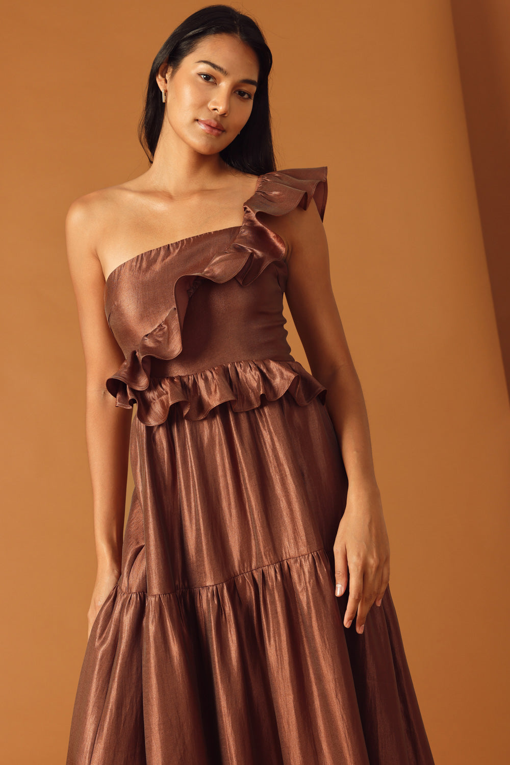 COGNAC RUFFLE BROWN ONE SHOULDER MAXI DRESS | Lady Black Tie COGNAC RUFFLE BROWN ONE SHOULDER MAXI DRESS | Lady Black Tie