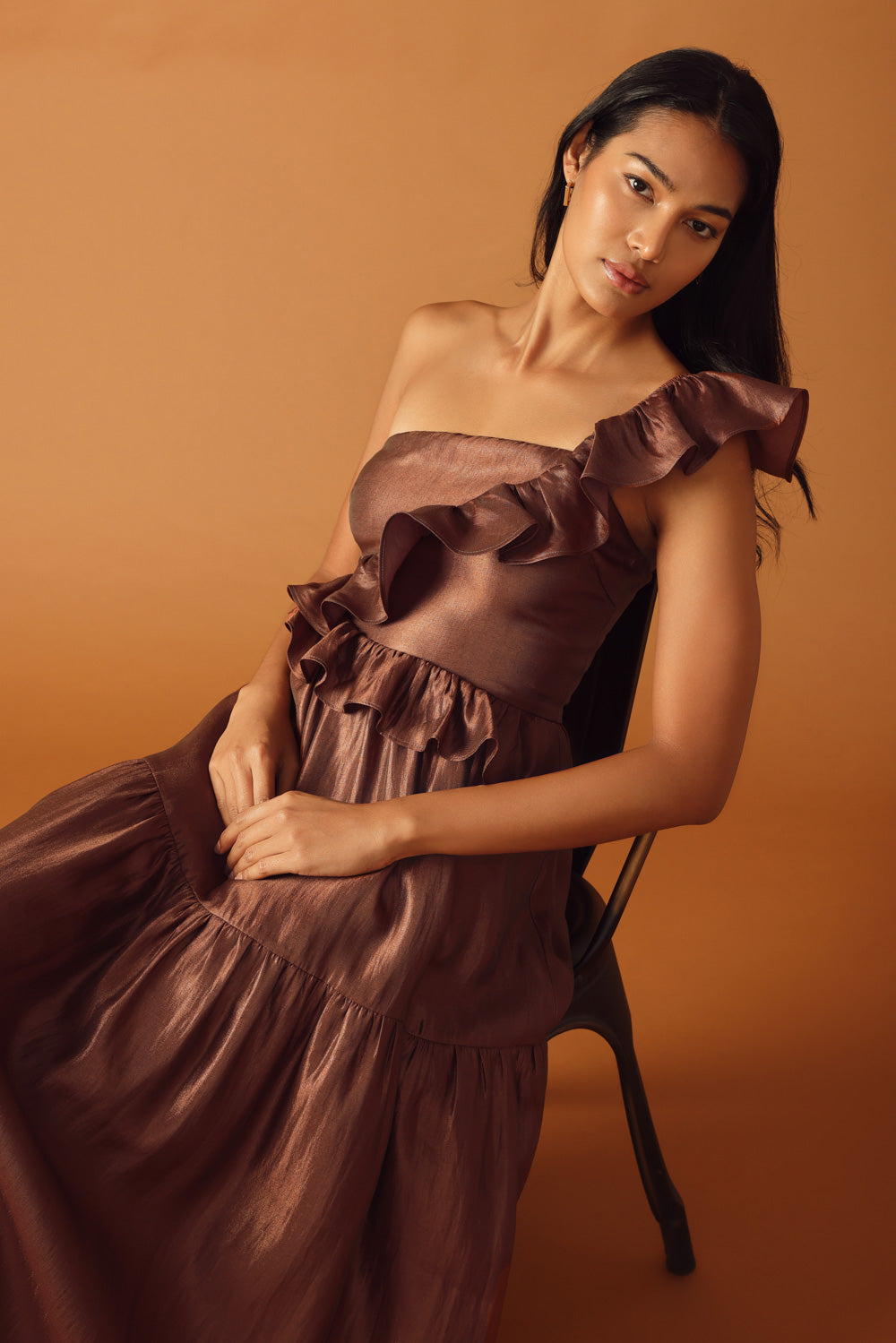 COGNAC RUFFLE BROWN ONE SHOULDER MAXI DRESS | Lady Black Tie COGNAC RUFFLE BROWN ONE SHOULDER MAXI DRESS | Lady Black Tie