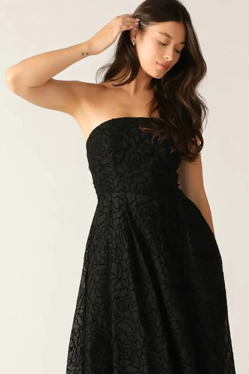 TEXTURED FLORAL STRAPLESS BLACK MAXI DRESS