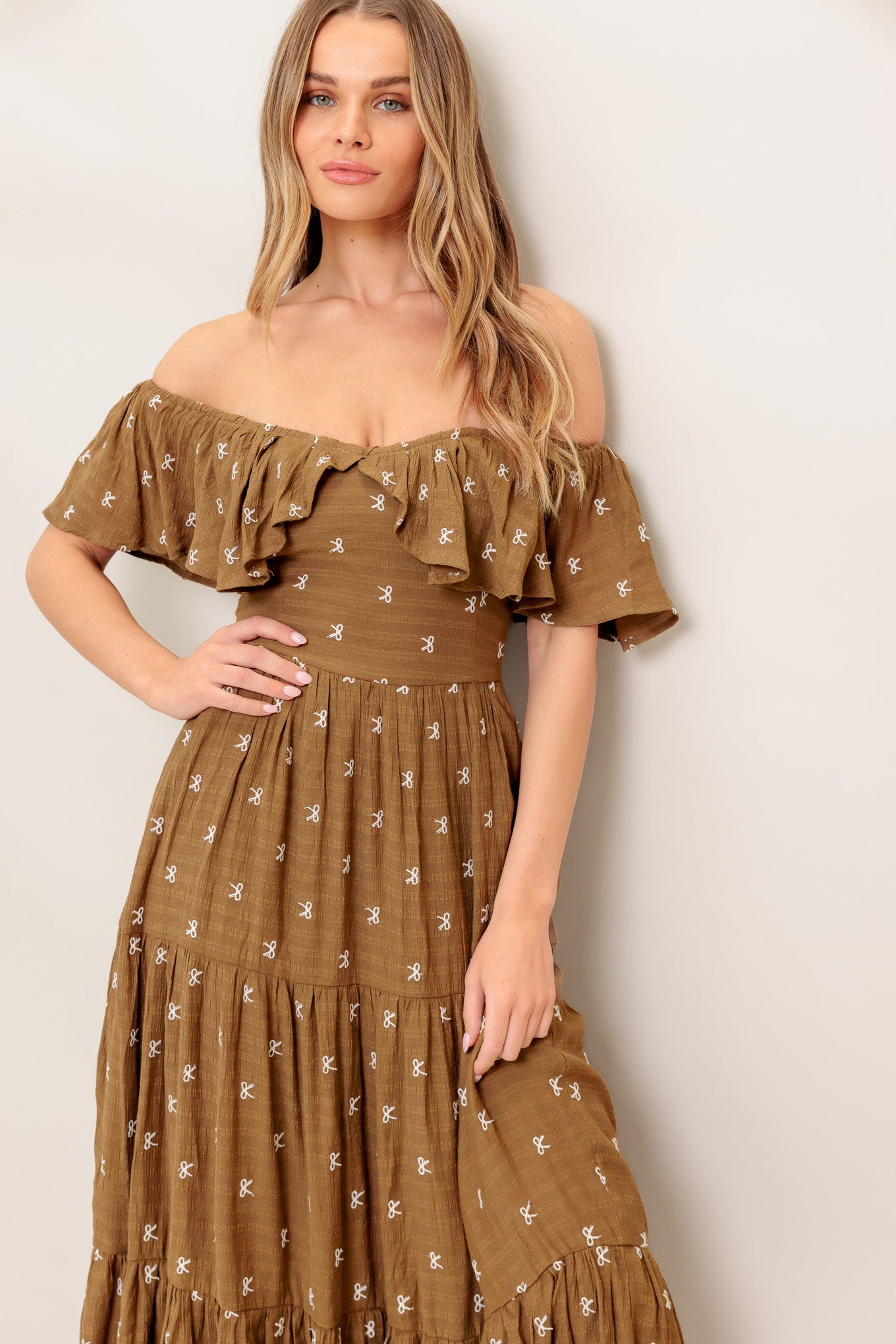 Lady Black Tie - Belle Amour Off Shoulder Brown Midi Dress Lady Black Tie - Belle Amour Off Shoulder Brown Midi Dress