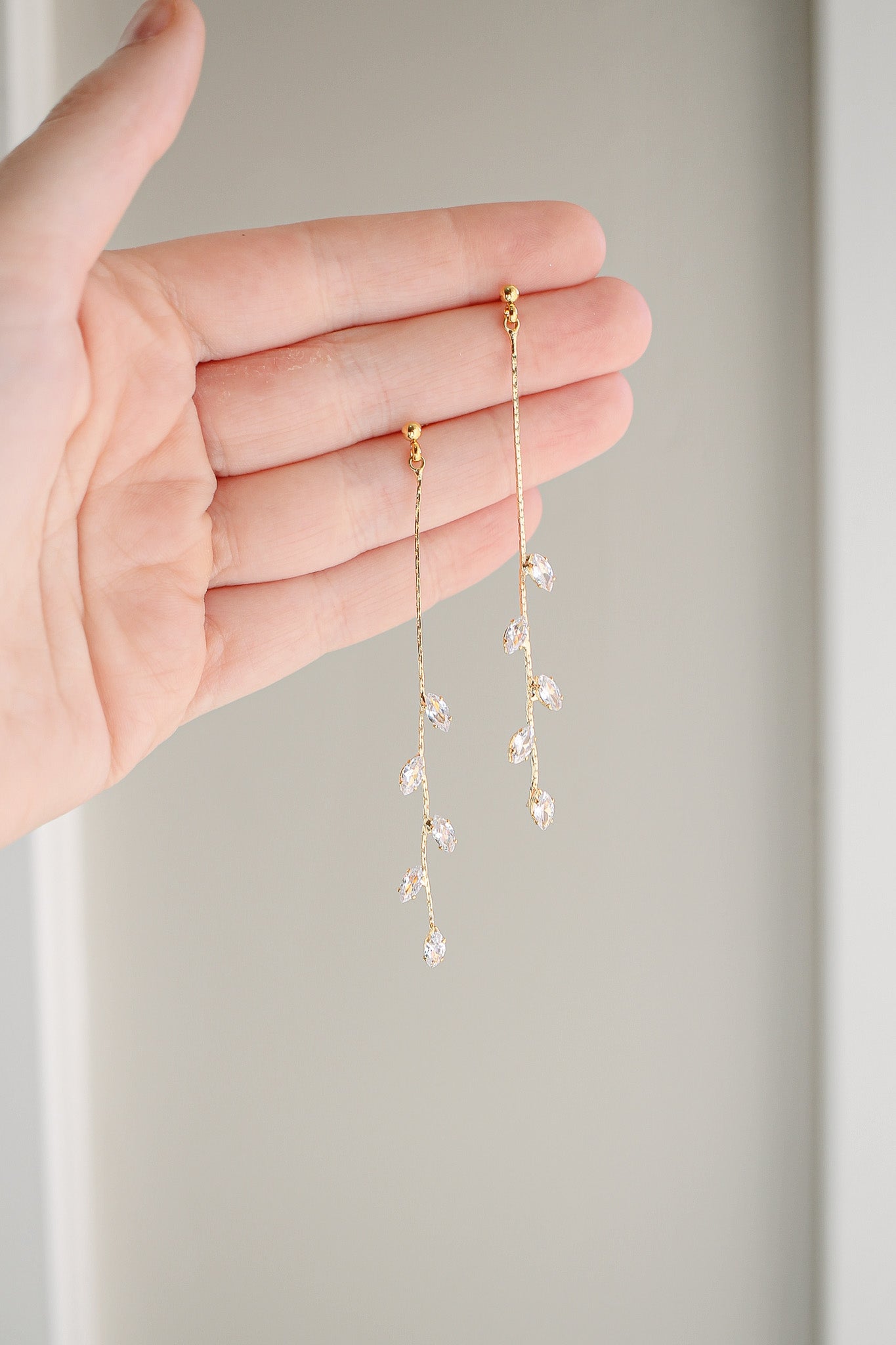 Elegant Gold Leaf Daphne Dangle Earrings Lady Black Tie Jewelry